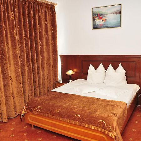 Hotel Emma Est Craiova Buitenkant foto