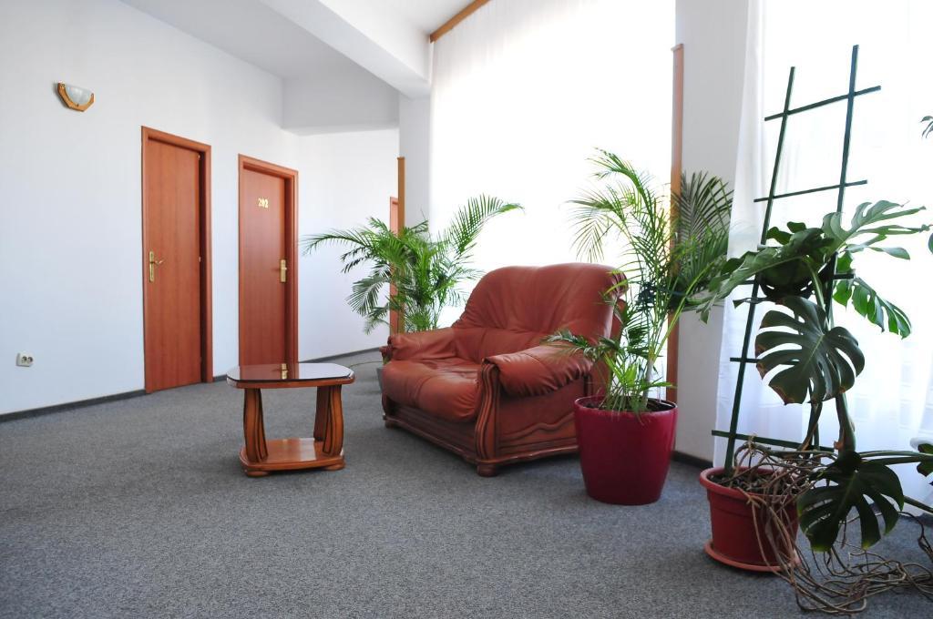 Hotel Emma Est Craiova Buitenkant foto
