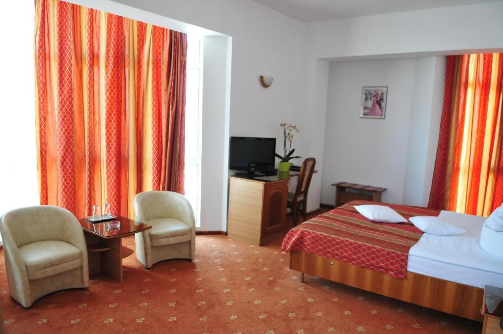 Hotel Emma Est Craiova Buitenkant foto