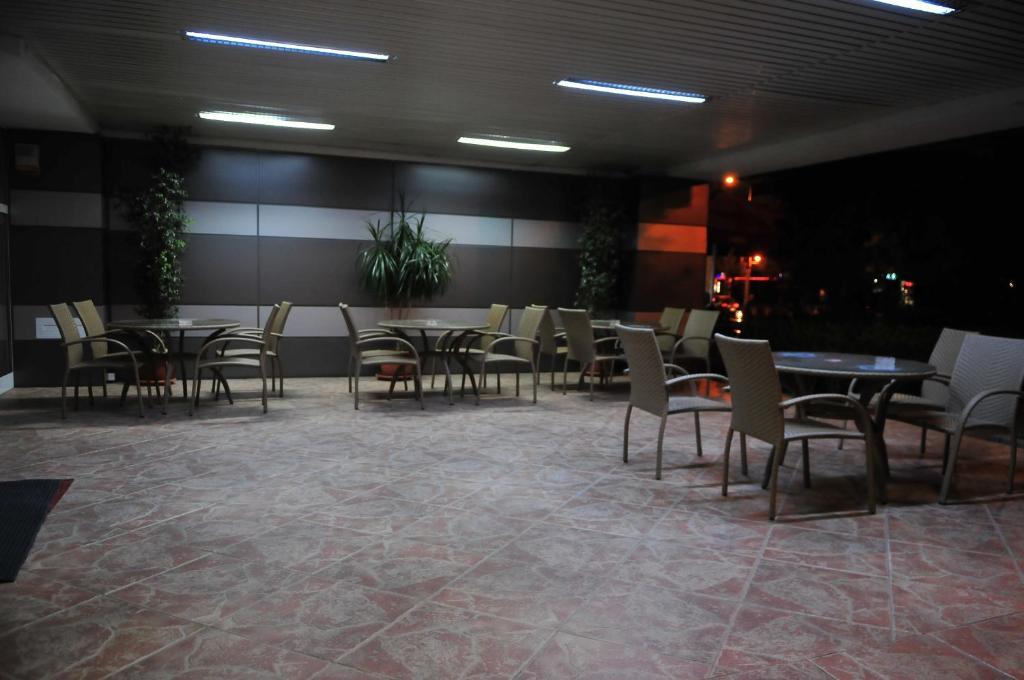 Hotel Emma Est Craiova Buitenkant foto