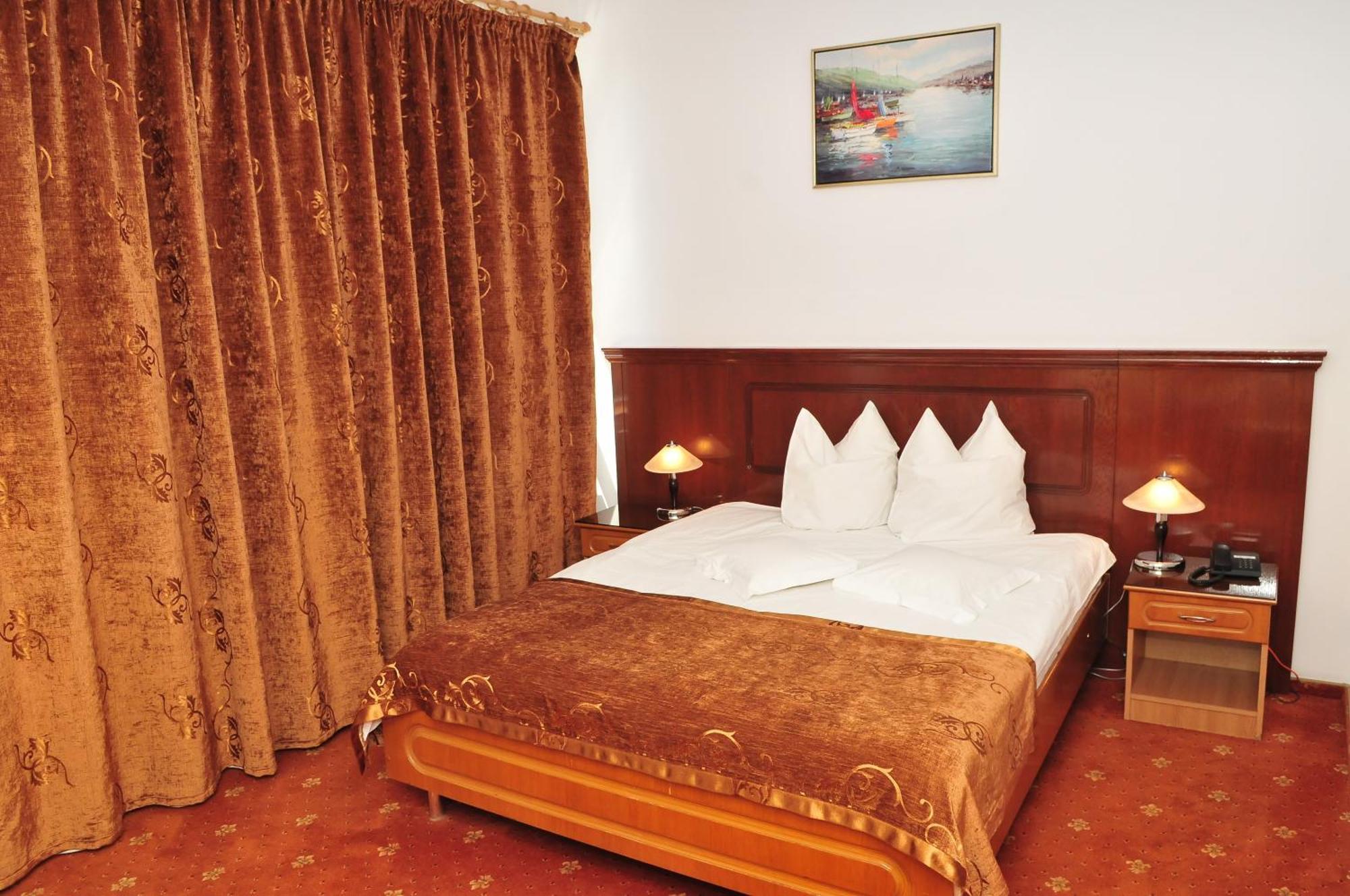Hotel Emma Est Craiova Buitenkant foto