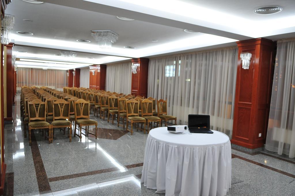 Hotel Emma Est Craiova Buitenkant foto