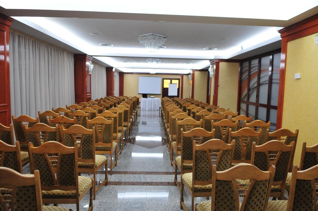 Hotel Emma Est Craiova Buitenkant foto